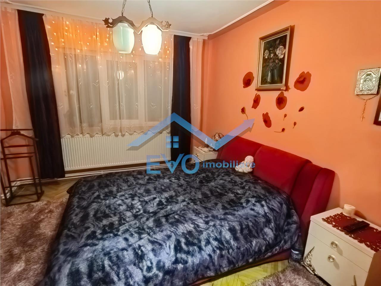 Vanzare apartament 4 camere decomandat etaj 2 in zona Tatarasi