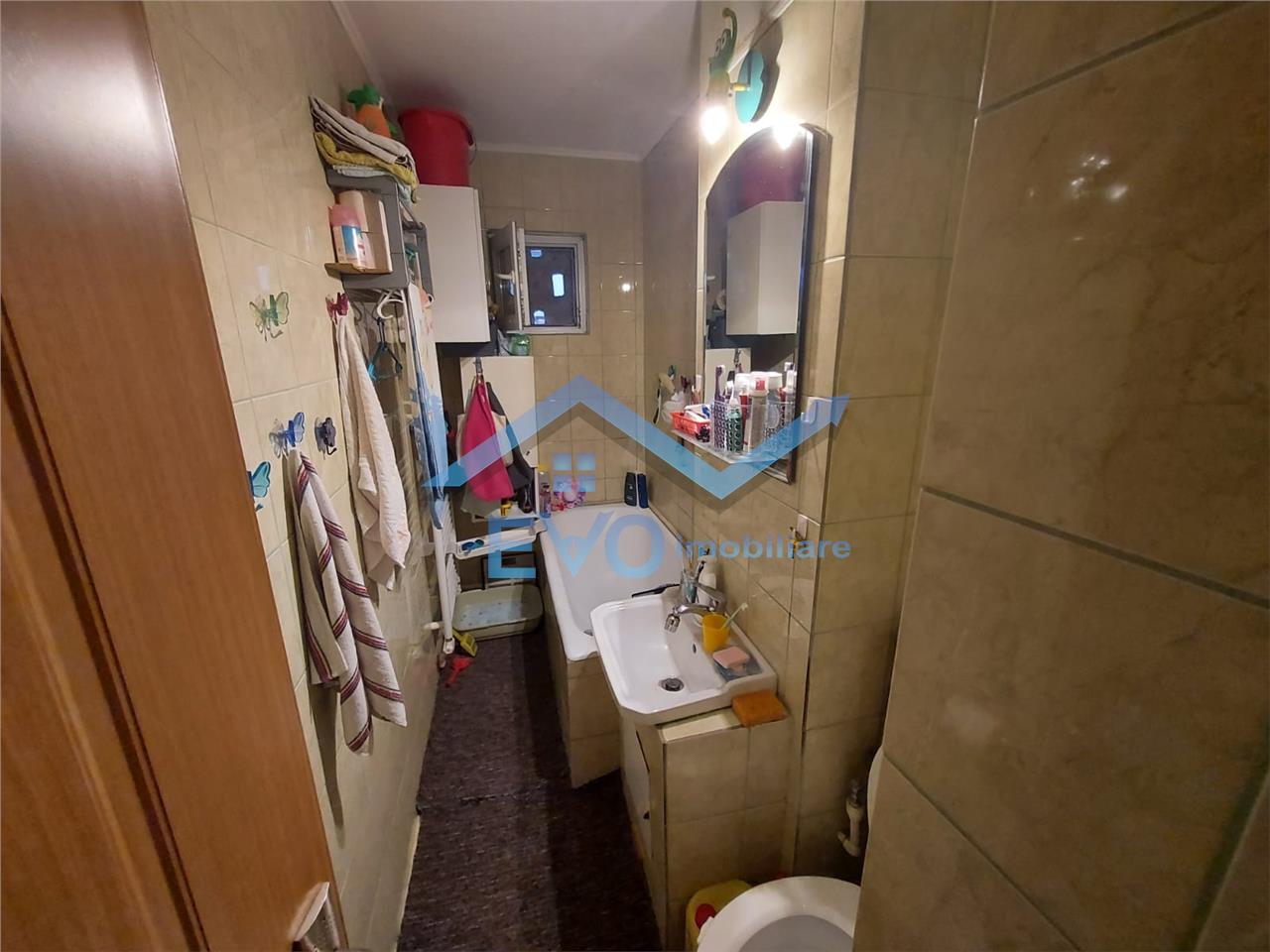 Apartament 2 camere, semidecomandat, geam la baie, Mircea cel Batran.